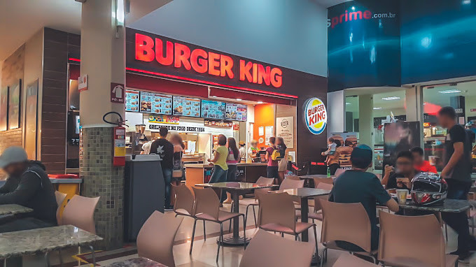 Mesas e opções de alimentação no AnaShopping
