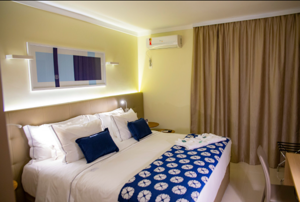 Quarto de casal com peseira azul