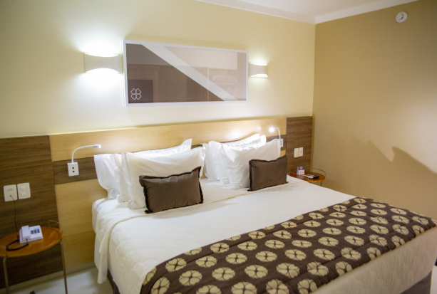 Quarto de casal com peseira marrom