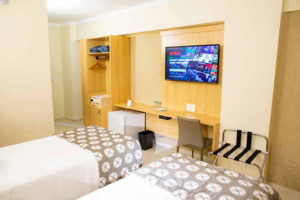 Quarto amplo com duas camas de solteiro